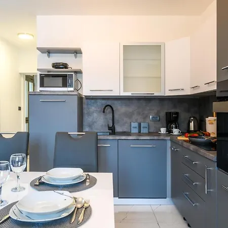 2 Bedroom Beautiful In غاباس